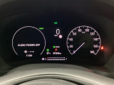 ハイブリット車専用のメーターです。右側の大型スピードメーターに加え、ステアリングスイッチを使って左のマルチインフォメーション・ディスプレイで燃費や動力伝達などの情報が見れるようになっています。