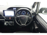 スポーティームード溢れる運転席周りですね。 クイックなドライビングに対応できるよな運転席回りになっています。 ドライブがますます楽しくなりますね!