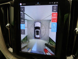 【360&deg;ビューカメラ】4台の高解像度カメラで360度の鳥瞰図を表示。隣の車や壁、死角にある障害物などを画面で確認できるため、狭いスペースでの駐車・出入りも安心です。