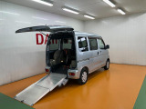スロープの傾斜が緩やかなので車いすの方も安心です。