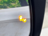 【後方車輛検知】走行中、ドアミラーの死角になりやすい箇所に後続車が接近するとサイドミラー付近に警告を表示、ドライバーに注意喚起をしてくれます。