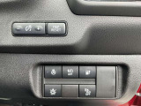 ハンドル右奥には各種設定スイッチがあります。運転者がスッと手を伸ばせば操作できので便利です。