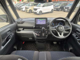 すっきりした運転席周りにはナビやエアコンの操作パネルを設置しておりますので、お一人での運転でもご安心できます。