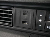 ◆USB接続端子◆スマホやiPodなどを接続して、いつもの音楽を車内でもお楽しみいただけます♪
