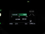 ディスプレイには、平均燃費、外気温、航続可能距離などの情報が表示されます。