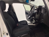 広い足元にゆったり座れるシートは長距離の運転でも疲れにくいシートです。女性でも運転がしやすいようにシートの高さ調整機能(シートリフター)がついています。