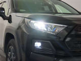 高輝度で点灯速度が速く、しかも消費電力の少ないLEDヘッドライトが装備されています!LEDの明るい光が走行中の視界の確保をサポートして、夜のドライブがより楽しく安全に運転できます♪