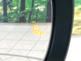 【ブラインドスポットモニター】走行中、ドアミラーの死角になりやすい箇所に後続車が接近するとサイドミラー付近に警告を表示、ドライバーに注意喚起をしてくれます。