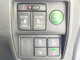 【両側パワースライドドア】スマートキーや運転席のスイッチで後席両側スライドドアの開閉が可能♪電動だから力を入れてドアを開ける必要が無く、小さなお子様でも簡単に開け閉めでき快適です♪