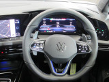 Volkswagen全車共通の上質な本革を使用した手触りのしっとりとしたステアリングです。唯一素肌が触れるハンドルは上位モデルと同じ握り心地になっております。