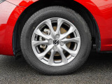 標準装備の純正15インチアルミホイール。タイヤサイズは185/65R15です。