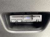 【ETC】有料道路を利用する際に料金所で停止することなく通過できる、ETC車載器(ノンストップ自動料金収受システム機器)が装備されています。セットアップを行うことで利用可能になります。
