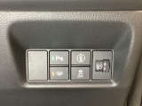ハンドルの右側にはヘットライトリベライザーとHondaセンシング用のメインスイッチがついています。ヘッドライトリベライザーは道路状況や積荷の加重に応じてライトの高さを調節できます。