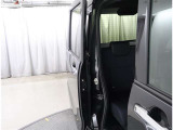 両側パワースライドドア付きだから、狭い駐車スペースなどでの 乗り降りラクラク!小さなお子さまのいるご家庭には嬉しい装備。