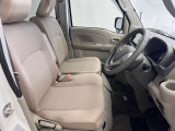 ゆったりと座れる運転席シートですのでストレスなく運転が出来ますよ!