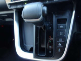 無段変速が魅力のCVT車です。発進から加速までアクセルを一定にして走ることで滑らかに走ります。車内も静かで振動もごくわずか!!CVT車もATの一種なので、もちろんAT限定免許で運転OKです!