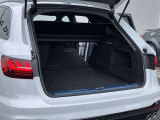 開口部が低く設定されているので、荷物の積み下ろしがスムーズに行えます。更に分割可倒式リアシートの採用でシートのバックレストを倒すと、大きく長い荷物も積み込めます。