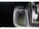 通信/給電用と。給電用(Type-C)のUSBポートが装備されています。車内にあると便利なアイテムですね! 充電中のスマホ置き場に便利なポケットも備えています。