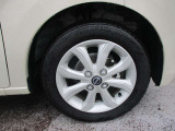 日産純正のアルミホイールが装着されてます。ボディデザインとマッチしておりカッコイイですね。