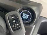 【Hondaスマートキー】カバンやポケットに入れたままでもドアの施錠・解錠が可能なスマートキーを装備。エンジンのオン・オフ時もカギを取り出す必要が無いからとっても便利です♪