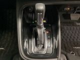 「e:HEV」は、モーター走行を中心にしながら電気エネルギーやエンジン動力を最も効率よく使い分けることができる賢いハイブリッドシステムです。サイドブレーキはスイッチ操作の電子制御パーキングブレーキです