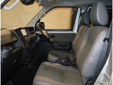 運転席助手席はゆとりがあります★ 足元も大変広々しております。