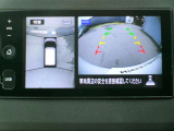 リバースにシフトするとまるで上空から見下ろしているような感じに画面に映し出します