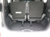3列目シートは跳ね上げ式で折りたたみ可能です。キャンプ用品など大きな荷物もばっちり収納可能です!