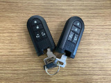 【スマートキー】 スマートキーを携帯していれば、ドアハンドルのボタンを押してロックの解除ができ、パワースライドドアもワンタッチで開閉できます。