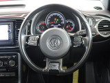 Volkswagen全車共通の上質な本革を使用した手触りのしっとりとしたステアリングです。唯一素肌が触れるハンドルは上位モデルと同じ握り心地になっております。