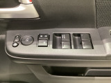 ハンドルの右側に電動格納付きパワーミラーの操作スイッチがついています。左右のサイドミラーの角度調節も微調整ができて便利です。パワーウインドウは運転席でドア4枚とも上下の操作ができるようになっています。