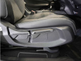 【ハイトアジャスター】レバーの上下操作だけで、座面を運転しやすい高さへ簡単に調節できます。