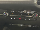 【左右独立オートエアコン】左右独立型、いわゆるデュアルエアコンです。運転席と助手席でそれぞれお好みの温度を設定可能です。
