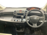 車内は光触媒抗菌消臭施工済です。インパネ周りはスタイリッシュなデザインで機能や装備も充実しています。グローブボックスやカップホルダーのほかにトレーなどたくさんの収納スペースが付いています。