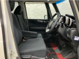 操作性に優れた運転席となります!小物入れや各ボタンの配置にこだわり、使いやすいです!座り心地もよく視認性も良好なのでロングドライブもお任せ下さい!