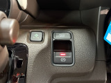 電子制御パーキングブレーキは信号待ちでも便利。いつもより運転がラクになるはずです。