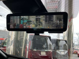◆インテリジェントルームミラー◆乗員・ヘッドレストなどでさえぎられがちなルームミラーの後方視界をクリアに保ちます。夜間や悪天候時でも鮮明に確認できます!
