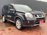 エクストレイル(X-TRAIL)という名前は「X-treme(極限の)」と「TRAIL(足跡・悪路)」を掛け合わせた造語です。未知の道を切り開く冒険に適した、タフで力強いSUVというコンセプトが込められています。