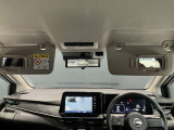 両席のサンバイザーにはバニティーミラーも付いています。身だしなみチェックには欠かせません。