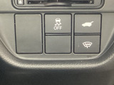 VSA装備車です。VSAはドライバーの操作と車の動きを見守っています。もし車の挙動が乱れたとき、4輪別々にブレーキをかけたり、エンジンパワーをしぼることによって車を安定させます。