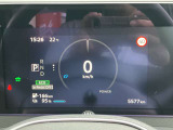 メーター内のディスプレイには運転をサポートするさまざまな情報を表示。