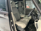 運転席、助手席です。座面も広くゆったりと座れてアームレストも付いているので重宝します。
