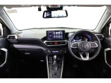 水平基調でスッキリと視界が良く、タブレットを置いたようなナビ画面が先進的な運転席廻りです。必要なものだけが適切に配置され、直感的に操作しやすいスマートなデザインになっています。