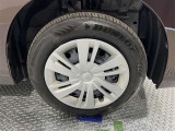 スチールホイールカバー付き。タイヤ装着サイズは「165/65R14」です。