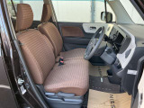運転席まわりです。実際に座ってみて、乗り心地を体験してみてください。