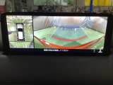 狭い場所での駐車やすれ違いなどでより的確な運転操作に役立つ360&deg;ビューモニターが装備されています。