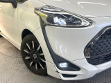 【LEDヘッドライト】悪天候や夜間走行時も良好な視界を確保し安心して運転できる高輝度LEDヘッドライトを装備!点灯速度が早く、消費電力も抑えられています。