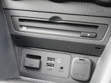 CD/DVD再生プレーヤーとフルセグTVチューナーを装備しています。また、USB端子も備えています。