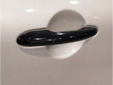 MINIはドアが分厚いです。衝突によりドアがつぶれてしまった場合にも外からいち早くドアを開けれるよう考えられています。数十秒の救出の遅れが命につながりかねない場合、こういった配慮が重要なポイントです。