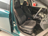 運転席、助手席です。シート地です。吸湿性のある素材をあしらい座面も広くゆったりと座れてきっと気に入っていただけると思います。